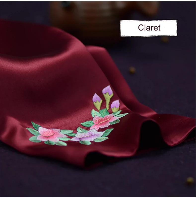 The manufacturer supplies new double-layer silk hand-embroidered handkerchiefs, handkerchiefs with Chinese characteristics, and gift boxes for separate photos.